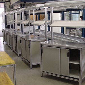 Jedno&uacute;čelov&eacute; pracovn&eacute; stoly